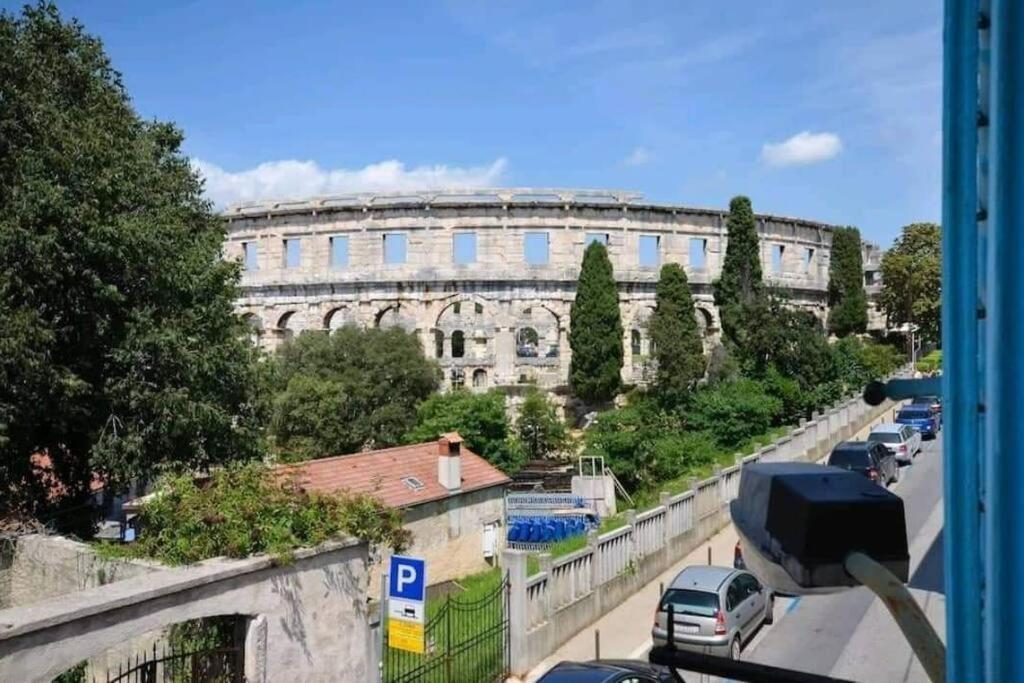 Colloseum View From The Apartment Pula Exterior foto